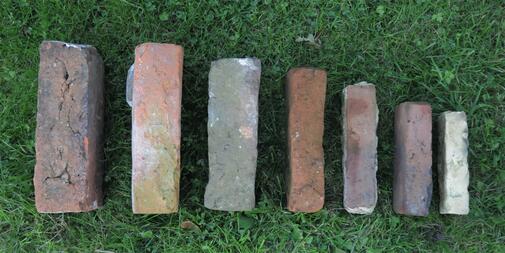 Auswahl an Ziegelsteinen, Größenverhältnisse (1). Vom Klosterformat (links) zur Friedrichstädter Moppe (rechts) (links Klosterformat, 26/12/6 cm Reichsformat 24/11/5,5 cm zweiter v re 19/9/4,5 cm gelber Friedrichstädter Moppe 17,5/8/3,5 cm)