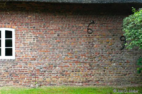 Haus Axen, Lindholm 1648. Mauer aus Rotsteinen im Kreuzverband, Ansicht Westseite, aufgeführt 1769.