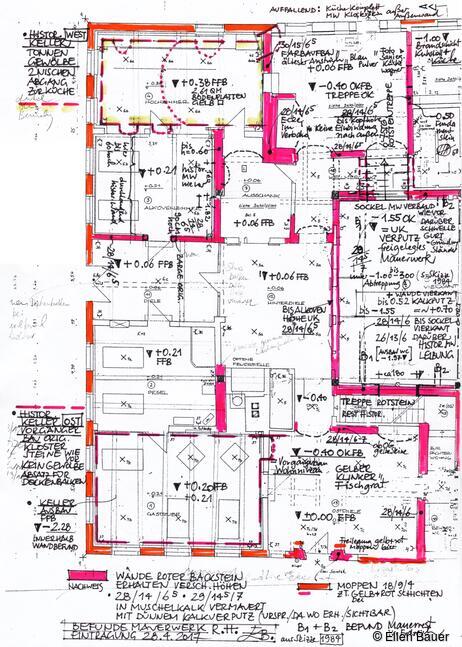 Roter Haubarg von 1665: Ziegelsteinbefunde des Vorgängerbaus aus Klostersteinen im Vörhus (vermutl. 16. Jh) pink markiert
