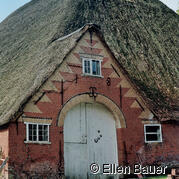 Giebel Nord-Ost – ausgewaschene Fugen im Sockelbereich – Ausscheren von Mauerwerksteilen oben links