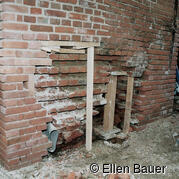 Teile der 1 1/2 Stein starken Wand können stehen bleiben. Freilegung der Lehmvermauerung