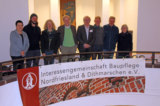 Vorstand der IG Baupflege (v. l.) Cornelia Wienzek, Finn Levens, Elisabeth Mewaldt, Jürgen Knotz, Hans-Georg Hostrup , Manfred Nissen, Arne Prohn, Ellen Bauer